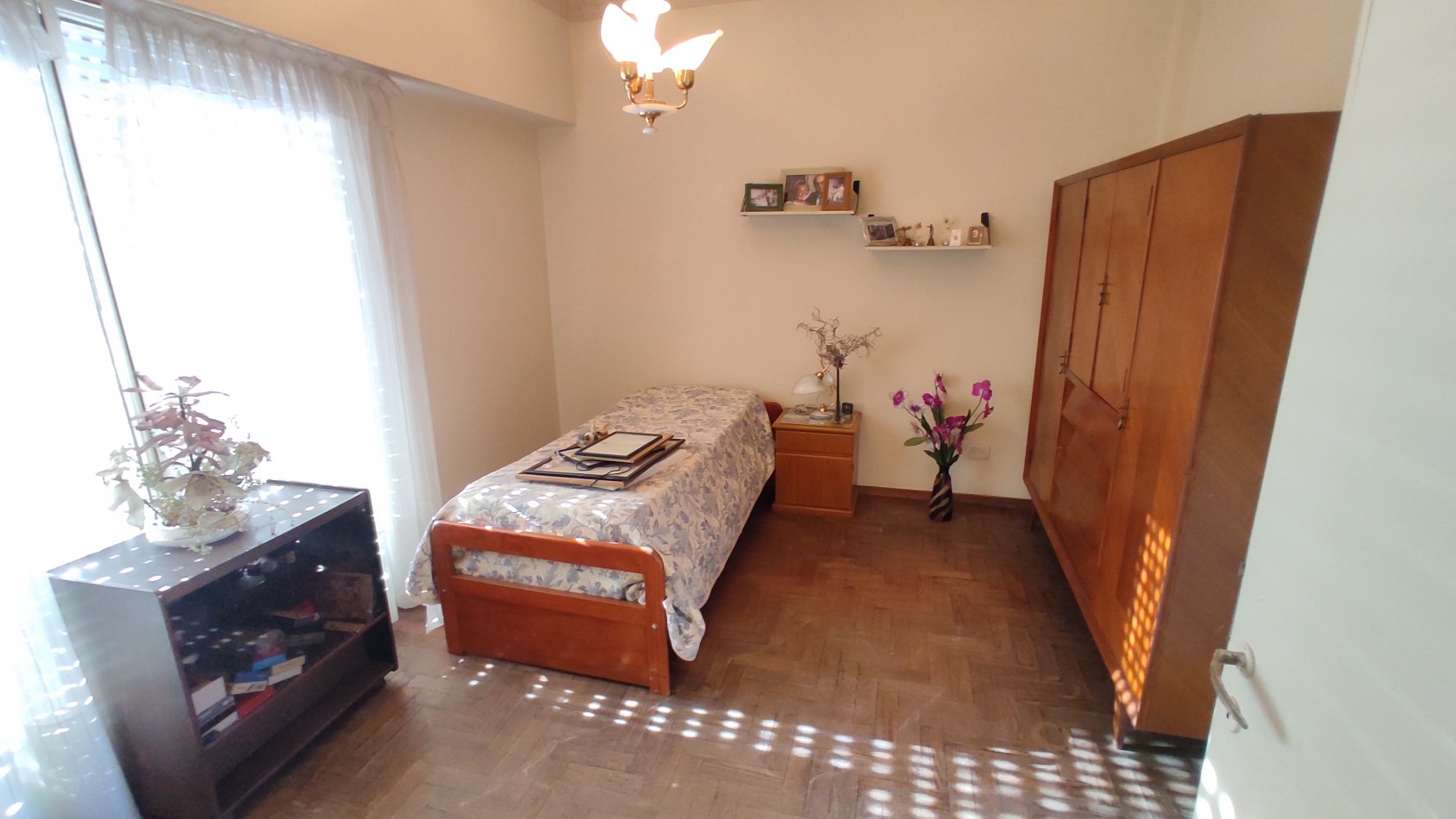 Casa de 5 Ambientes en Dos Plantas con Parque y Quincho en Villa  Ballester